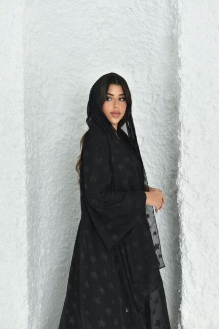 عباية عملية باللون الأسود