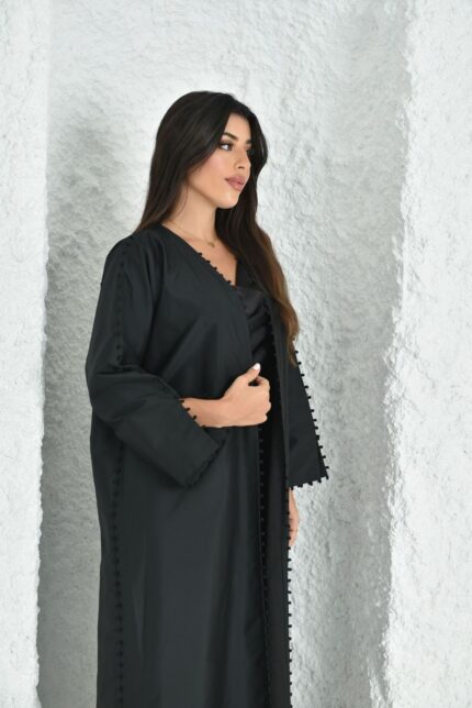 عباية عملية باللون الأسود