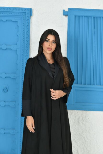 عباية عملية باللون الأسود