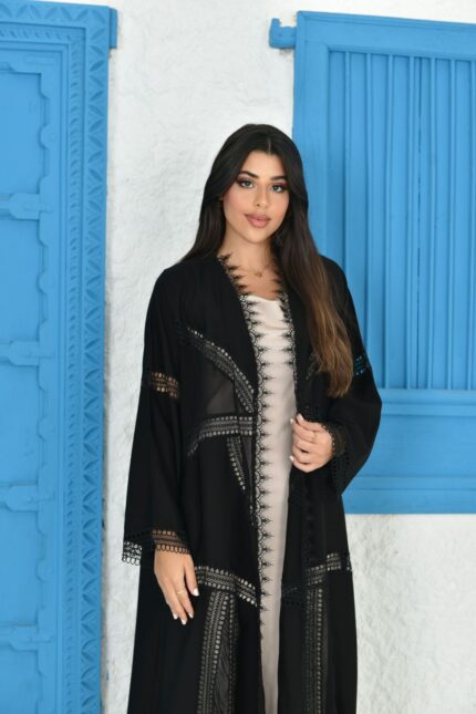 عباية عملية شفافة باللون الأسود