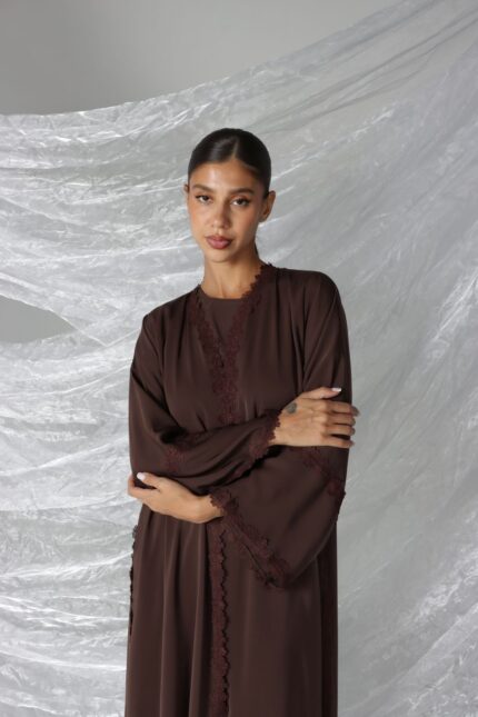 عباية عملية باللون البني