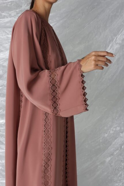 عباية عملية باللون الزهري