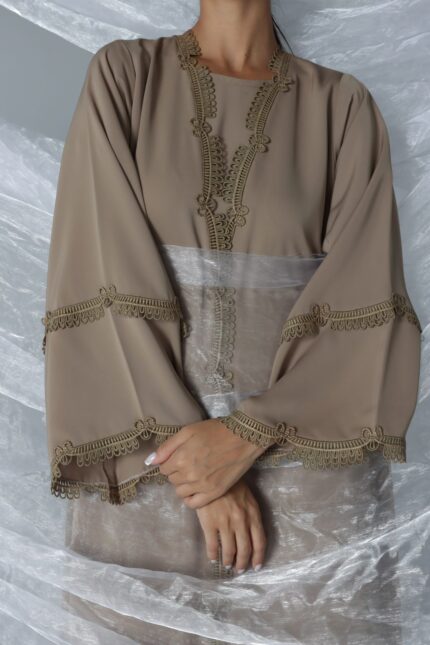 عباية عملية باللون البيج