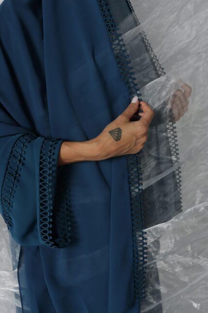 عباية عملية باللون الأزرق