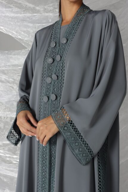 عباية عملية باللون الرمادي