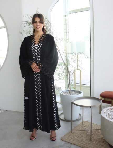 عباية عملية باللون الأسود