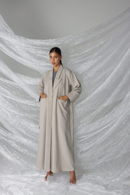 عباية عملية باللون البيج