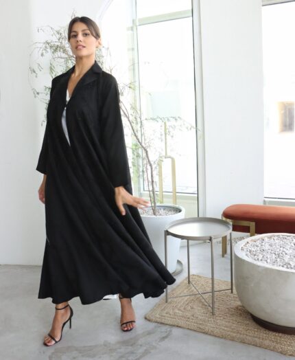 عباية عملية باللون الأسود