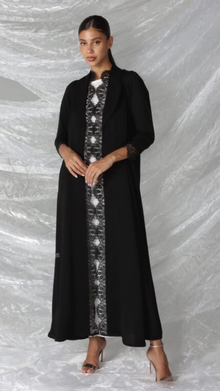 عباية عملية باللون الأسود