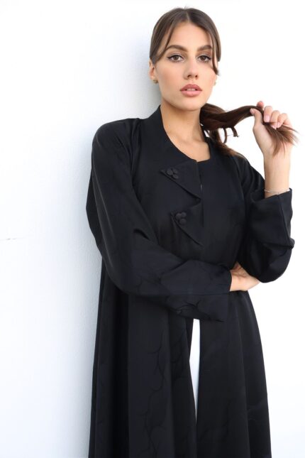 عباية عملية باللون الأسود