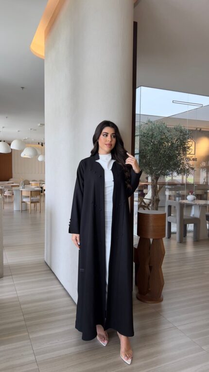 عباية عملية باللون الأسود