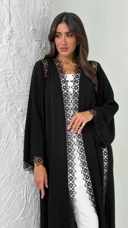 عباية عملية باللون الأسود