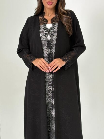 عباية عملية باللون الأسود
