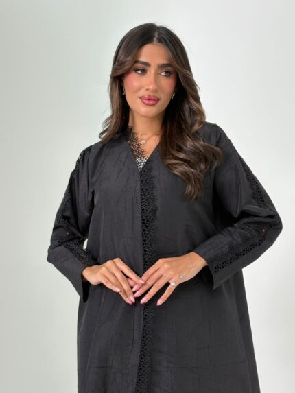 عباية عملية باللون الأسود