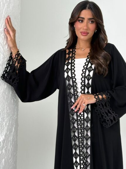 عباية عملية باللون الأسود