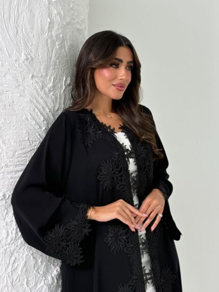 عباية عملية باللون الأسود