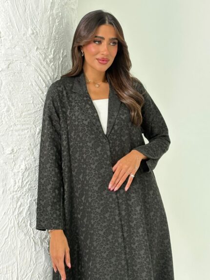 عباية عملية باللون الأسود