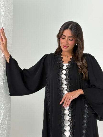 عباية عملية باللون الأسود