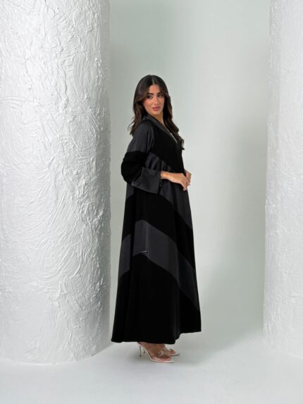 عباية عملية باللون الأسود