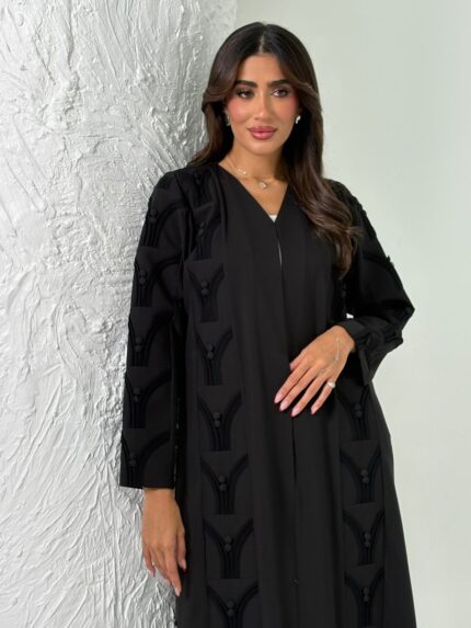 عباية عملية باللون الأسود
