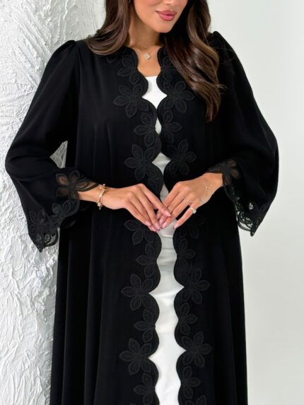 عباية عملية باللون الأسود