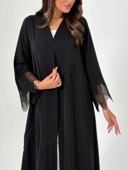 عباية عملية باللون الأسود