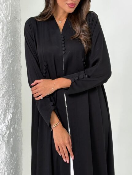 عباية عملية باللون الأسود