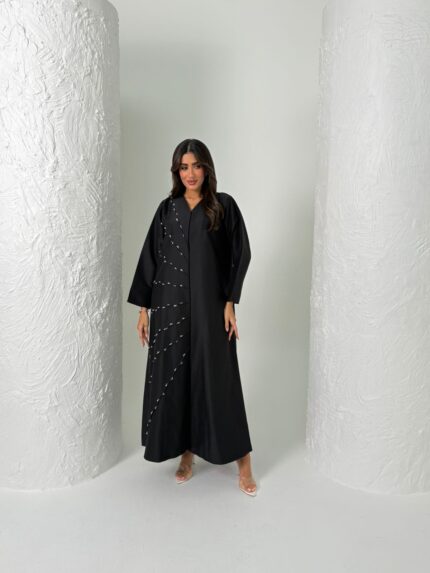 عباية عملية باللون الأسود