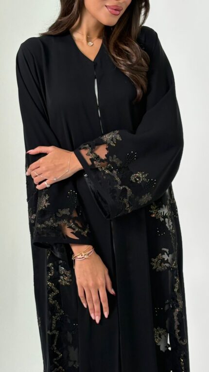 عباية عملية باللون الأسود