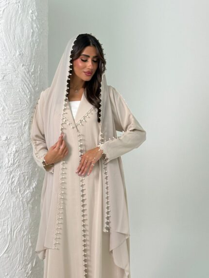 عباية عملية باللون البيج