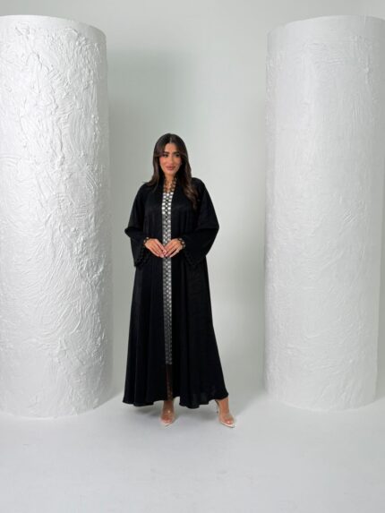 عباية عملية باللون الأسود