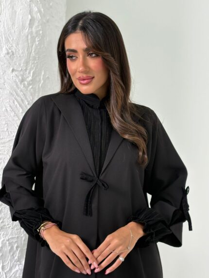 عباية عملية باللون الأسود