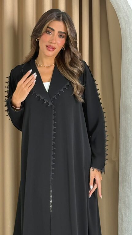 عباية عملية باللون الأسود