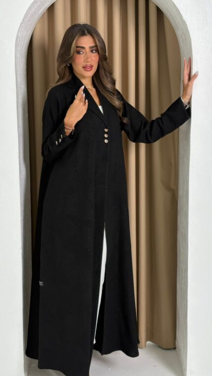 عباية عملية باللون الأسود