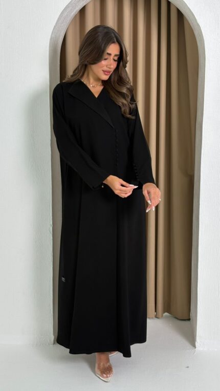 عباية عملية باللون الأسود