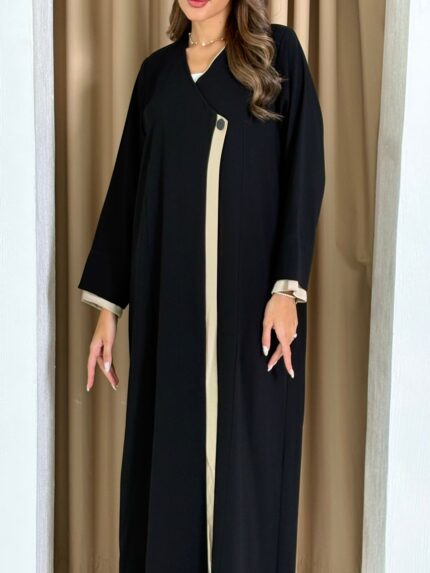 عباية عملية باللون الأسود مع اللون البيج
