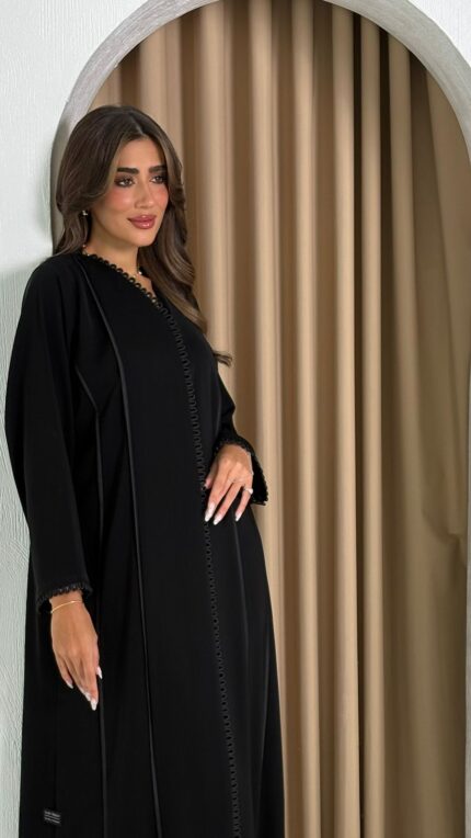 عباية عملية باللون الأسود