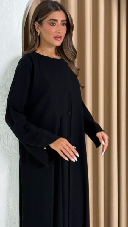 عباية عملية باللون الأسود