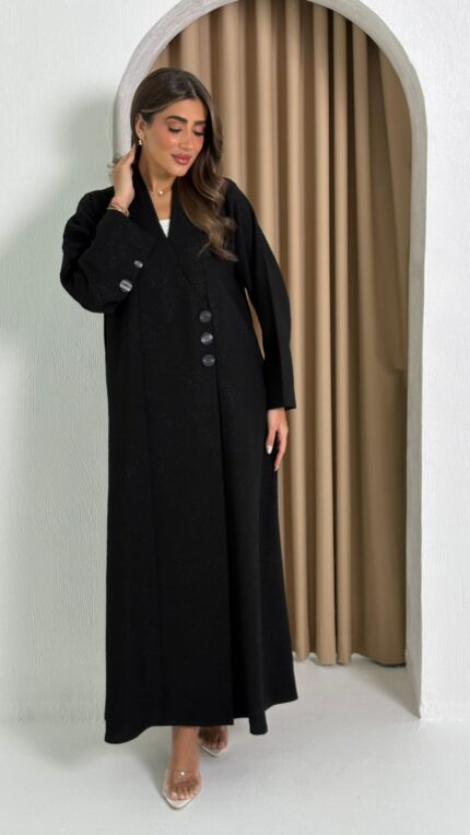 عباية عملية باللون الأسود