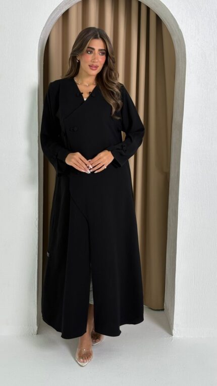 عباية عملية باللون الأسود