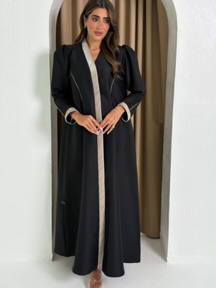 عباية عملية باللون الأسود مع اللون الفضي