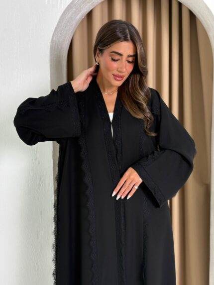 عباية عملية باللون الأسود