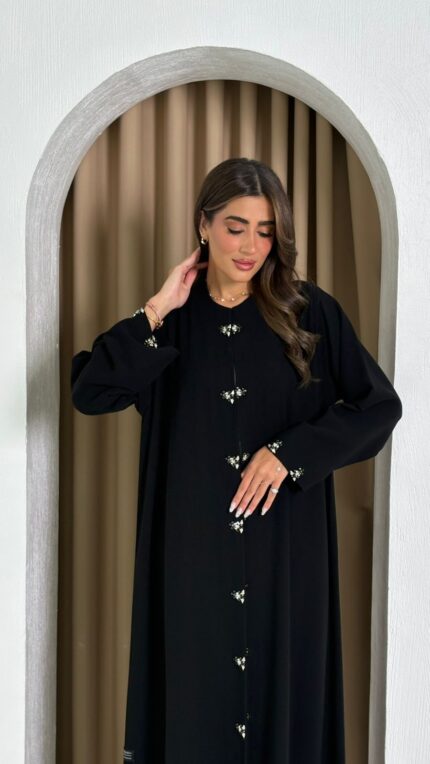 عباية عملية باللون الأسود