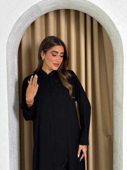 عباية عملية باللون الأسود