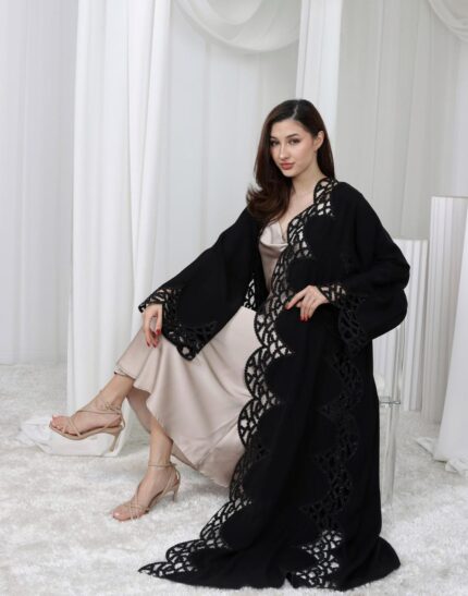 عباية باللون الأسود للمناسبات