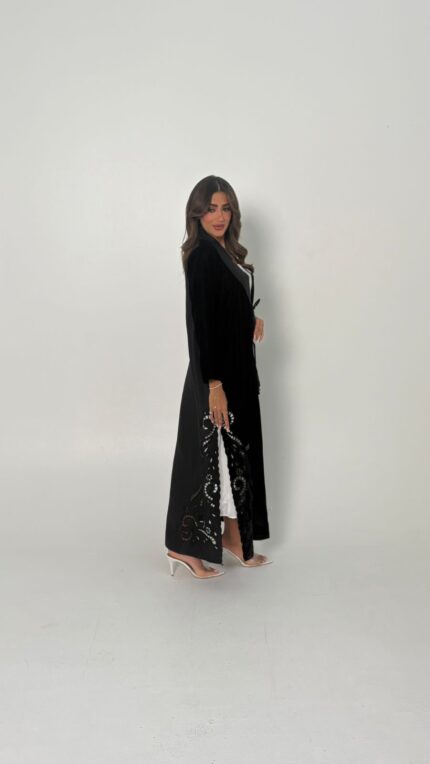 عباية شتوية باللون الأسود