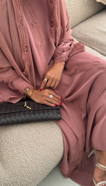 عباية 3D باللون الزهري